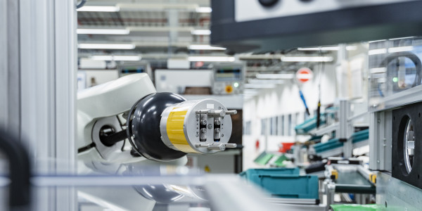 Robots Industriales / Robotización / Cobots Menàrguens · Robot para Apilamiento y Desapilamiento, Moldeo por Inyección